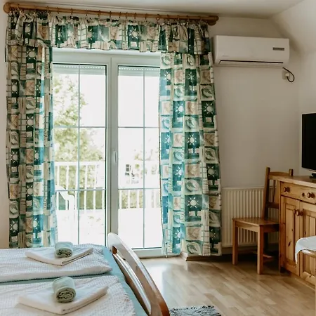 Penzion Kek Vendeghaz Family Gyenesdiás