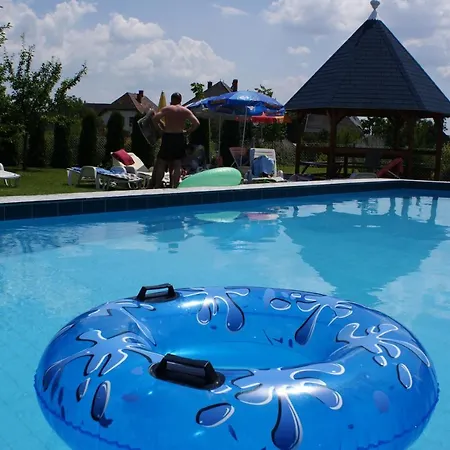 Kek Vendeghaz Family Guest house