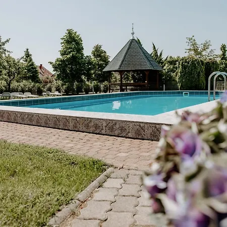 Kek Vendeghaz Family Guest house Gyenesdias