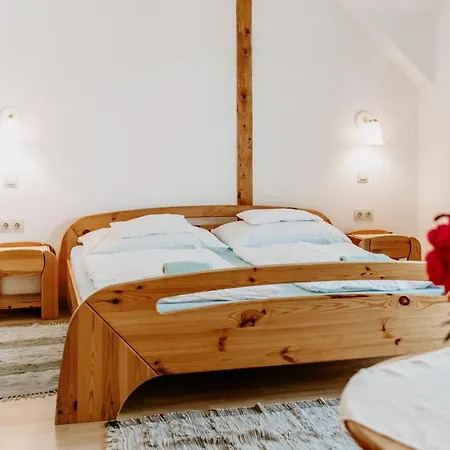 Kek Vendeghaz Family Guest house